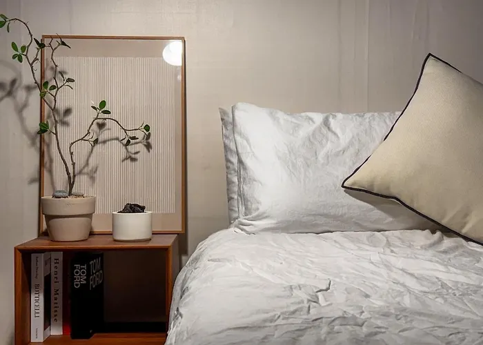 Middle Of Seoul, Cozy House, Parking Available, Metro Line2 5min, Bus 1min, Full Of Restaurants & Bar, Near National * 首爾