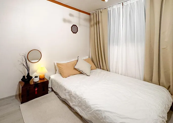 Middle Of Seoul, Cozy House, Parking Available, Metro Line2 5min, Bus 1min, Full Of Restaurants & Bar, Near National 首爾